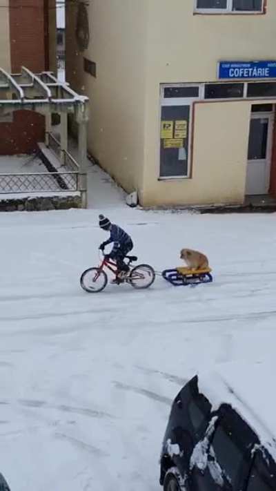 Хороший мальчик катает хорошего мальчика