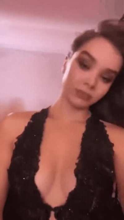 Hailee Steinfeld has me so hard and horny...