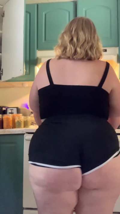 In the kitchen 😘🍑