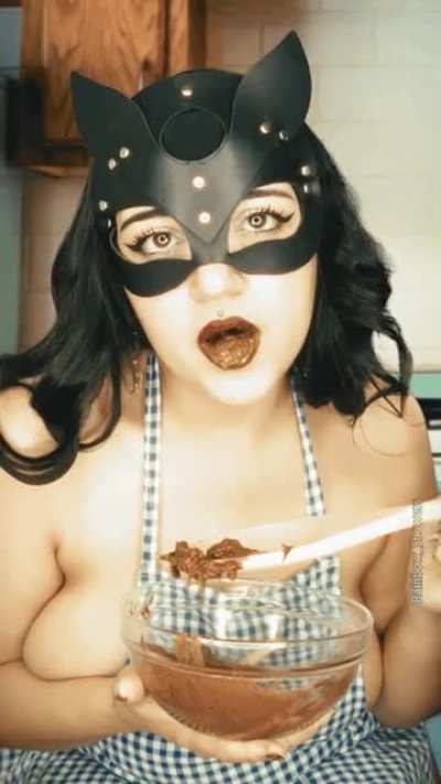Sometimes Mommies play with their food, too