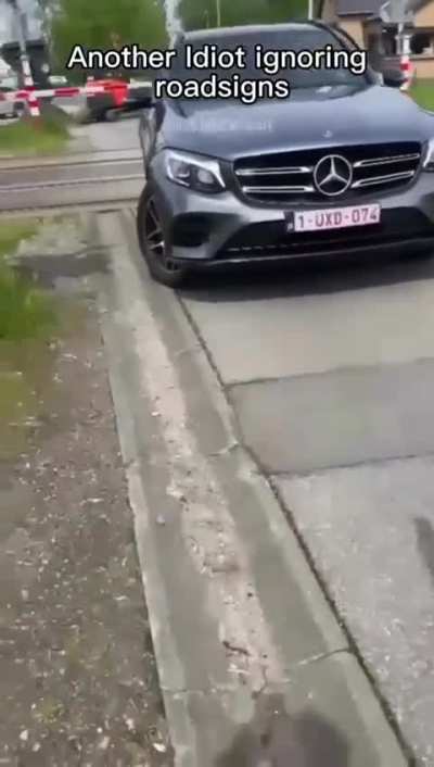 Women‘s mercedes got rammed by train while she stands on the tracks 😳