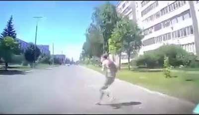 Бегом под колёса!