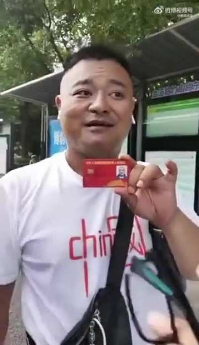 南京江宁区<wbr>，一男子在<wbr>他的车里挂<wbr>了美利坚国<wbr>旗，遇到另<wbr>一男子把他<wbr>拦下，并怀<wbr>疑他是间谍<wbr>。两人爆发<wbr>激烈的口头<wbr>冲突。 （视频）