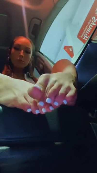 @foot<wbr>_infa<wbr>tuati<wbr>ons showing her white toes in her car