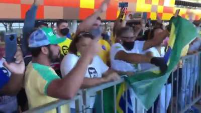 Bolsonaro's supporters mad at a girl holding a sign 