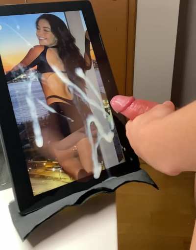 Couldn‘t stop cumming on Valkyrae‘s sexy back