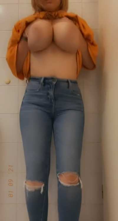 Just dropped my titties in public 😳 (oc)