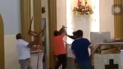 Marginal recebendo a benção da comunidade
