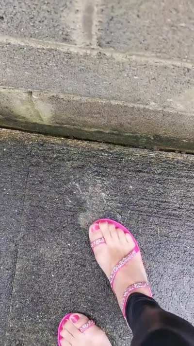 Jelly sandals crush snail