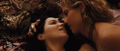 Nathalia Dill e Lívia de Bueno nuas no filme 