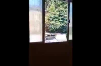 Pensando em alugar uma casa num bairro tranquilo? Casa não, quitinete! Já vem com água, luz e Net na faixa.