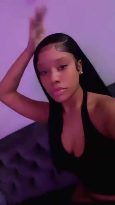 👸🏾🤳🏻
