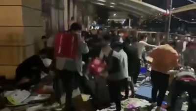 people seize supplies, and clean out a supermarket in Shanghai 据传上海九<wbr>亭群众抢超<wbr>市物资