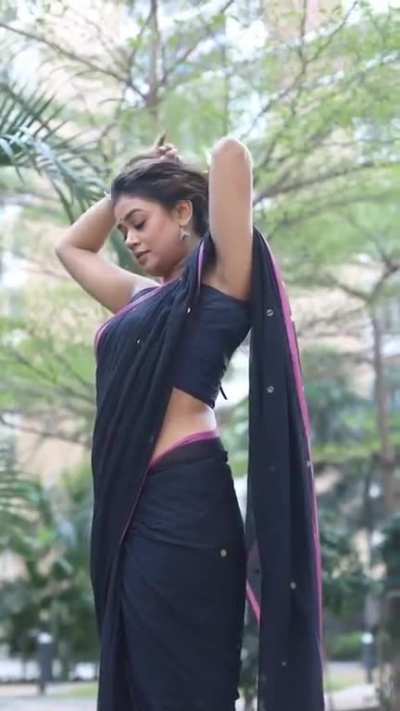love it when someone ties their hair in sleeveless saree blouse 😍 Swayam siddha
