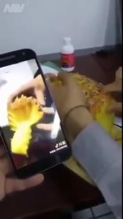 آناناس خوردن تو فضای مجازی و آناناس خوردن تو واقعیت 😂😂😂