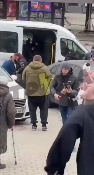 UA POV: In Zaporizhye (12 km from the front line) the military tried to mobilize a man