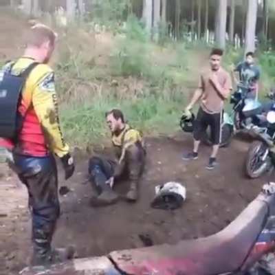 Жёстко вправляют ногу