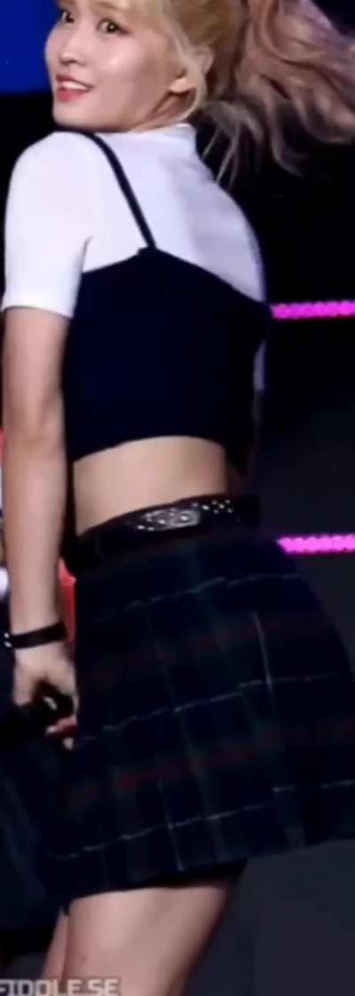 TWICE - MOMO