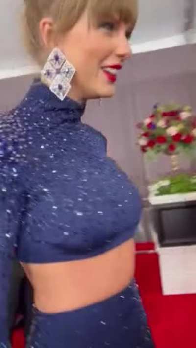 Up close look at her outfit