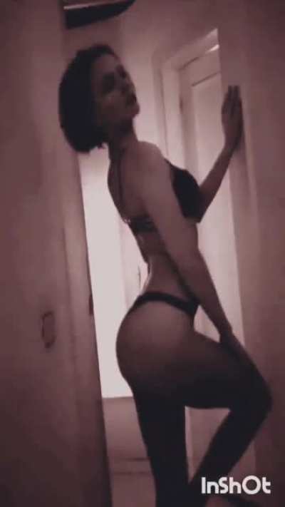 Whose into slim chicks 🔥🔥🔥 red filter neutralized 🔥🔥🔥