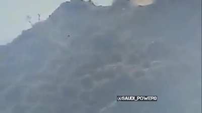Saudi army eliminates two Houthi squads near the border using mortars