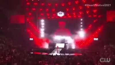 second half of bad guy was my favorite thing to see her perform live, so i made a little transition