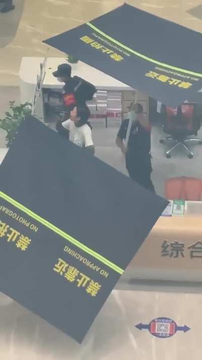 近日，一女<wbr>子在深圳南<wbr>山一医院维<wbr>权，被保安<wbr>用新式装备<wbr>“遮羞布”<wbr>遮挡严实