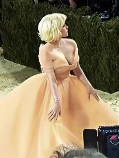 A busty princess [Billie Eilish]