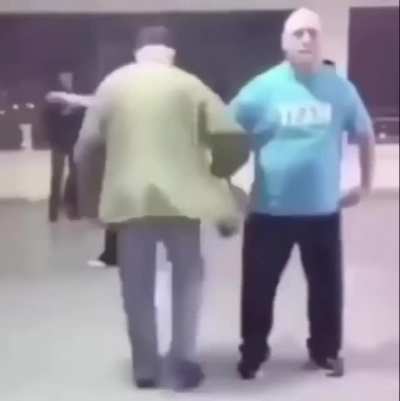 Viejos bailando piola ( WTF?!?!?!?! )