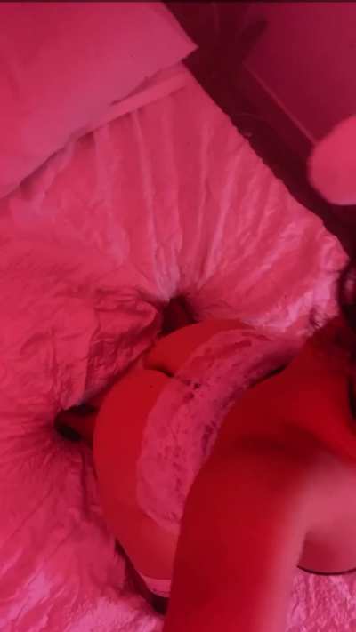 This little pussy wants to swallow your white cock cum 💦