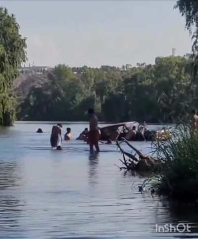 En Neuquén, jugaban en el río para combatir el calor y se encontraron un Ford Falcon hundido.
