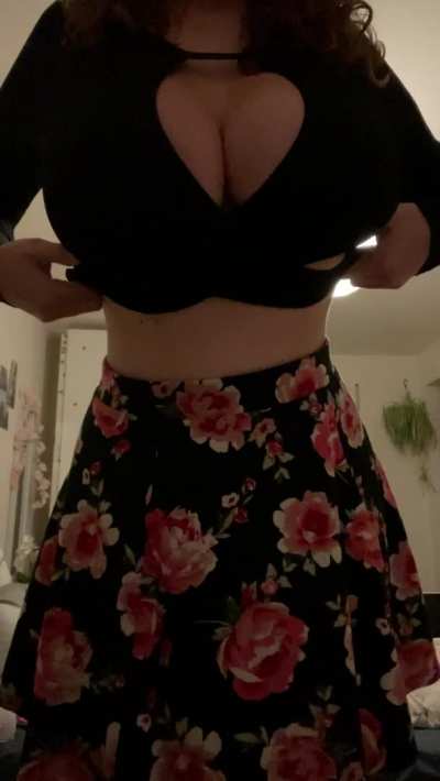 Do you think this would be a good first date outfit? My tits are about to drop out of my top (OC)