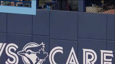 [Highlight] A friendly fan assists Chasen Shreve in finding his way out of the new Rogers Centre bullpens