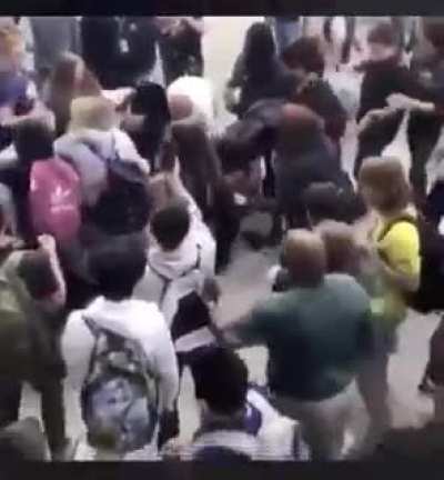 Hayatımda gördüğüm en ağır simplik. Bir kere vurdu diye 10 kişi yere düşürüp dövdü amına koyim. Bir de ilk vuran çocuk da değil. Kendini koruduğu için gördüğü muameleye bak. Gezegendeki tüm simplerin anasını sikeyim.