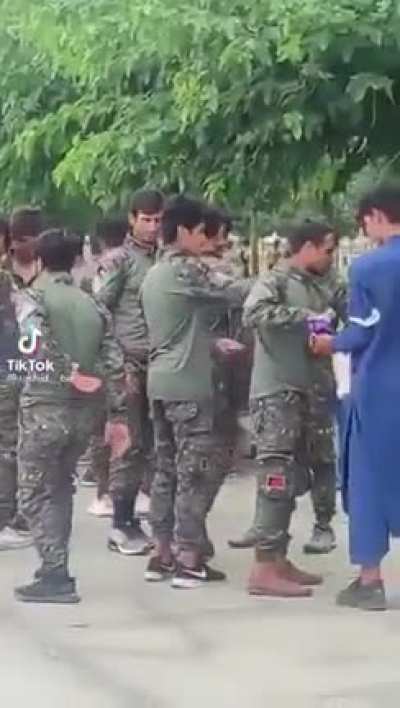 Zeytinburnu sahil. Neden kamuflajla dolaşıyor bu mülteciler? Daha önemlisi parayı nereden buluyorlar?