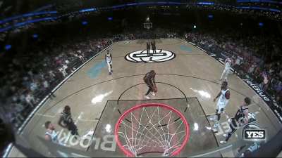 [Highlight A disgruntled fan throws a cup onto the court to stop play