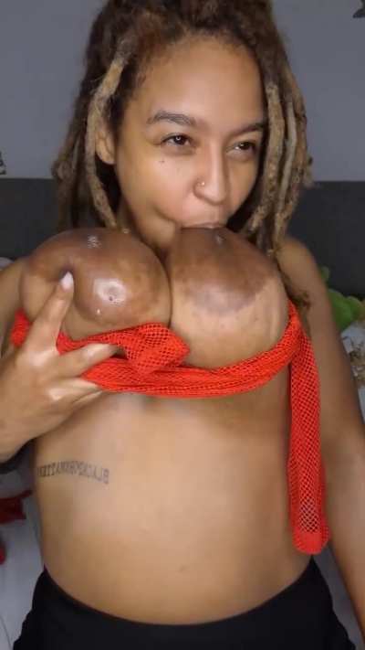big ebony tits😋