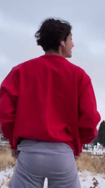 Yes it's my sludge eye colored daddy here to flex his ass cheeks seductively