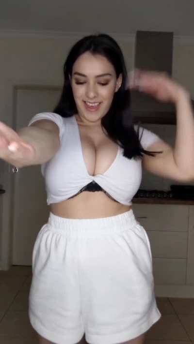 Busty Babe Showing Off 😏