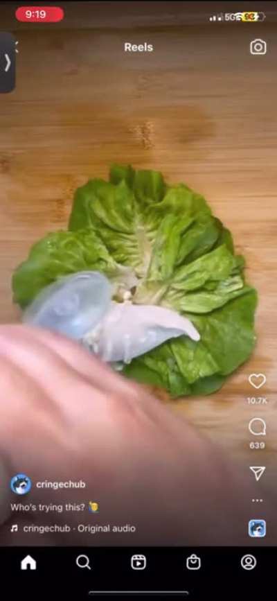 “Juicy healthy chicken wrap…” She didn’t even put any spices on it or nothing, it’s just boiled chicken?!💀 What the f-
