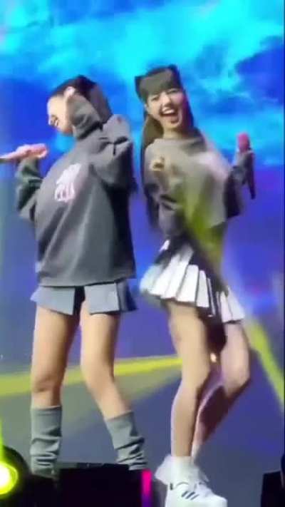 Jenni<wbr>e&amp<wbr>;Lisa 🍑🤤