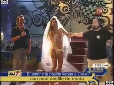 Se le salen las tetas en la televisión 