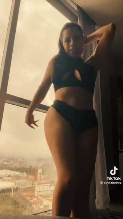 No se sabe mover pero ese cuerpo sabroso la ayuda mucho 🤤