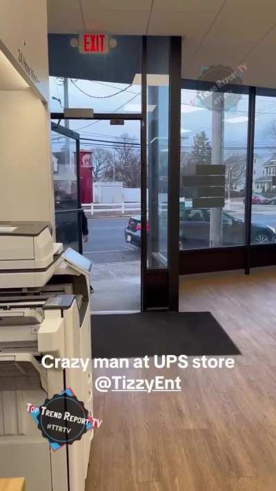 Everyone in UPS store turns on male Karen 