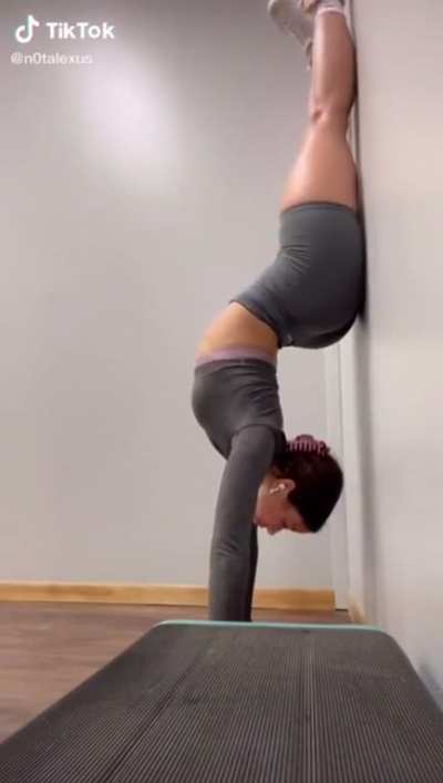 lexie does a handstand 🤸🏼‍♀️