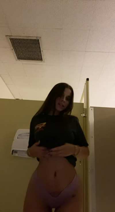 When school gets boring I get horny all the time.. and then stuff like this happens haha…