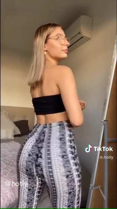 Flare pant wiggle