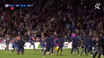 Insane stadium noise in the K-League as Ulsan score a 2nd goal against 2nd Place Jeonbuk in Extra time. Ulsan now need 1 point in 3 games to break Jeonbuk's 5 Year reign. Crowd absolutely loses it.
