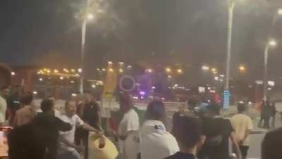 Hinchas argentinos y mexicanos peleando en Qatar.