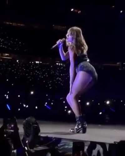 Taylor Swift loves teasing her fans